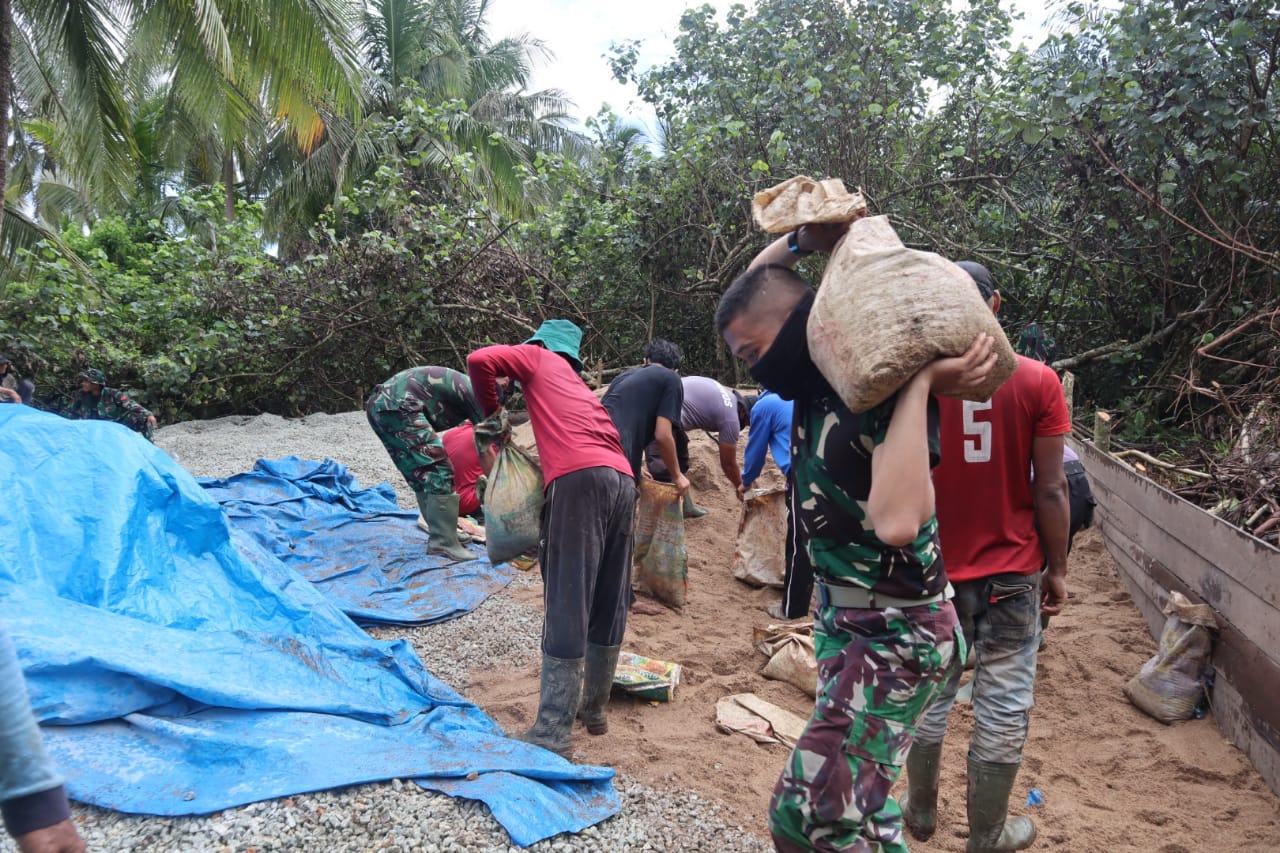 Lansir Material, Satgas TMMD Kodim 0314/Inhil ke-111 Goro Bersama Warga