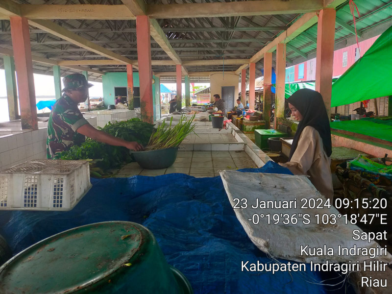 Babinsa Koramil 04/Kuindra Lakukan Pengecekan Harga Sembako di Pasar Kelurahan Sapat