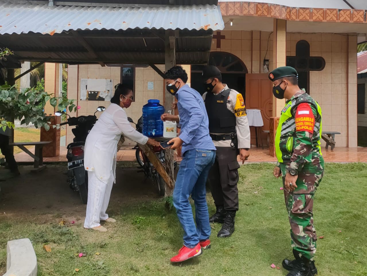 Sinergitas Babinsa dan Bhabinkamtibmas Dalam Penerapan Displin Prokes Di Gereja GKPI Sinergitas Babinsa dan Bhabinkamtibmas Dalam Penerapan Displin Prokes Di Gereja GKPI