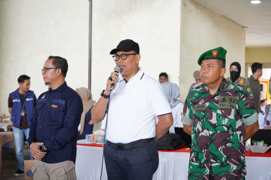 Pj. Bupati Meninjau Proses Sortir dan Pelipatan Surat Suara.