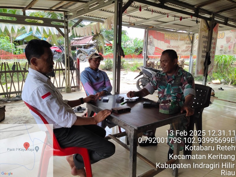 Komsos Babinsa Koramil 09/Kemuning: Upaya Meningkatkan Rasa Silahturahmi dan Hubungan yang Baik dengan Warga Desa Kayu Raja