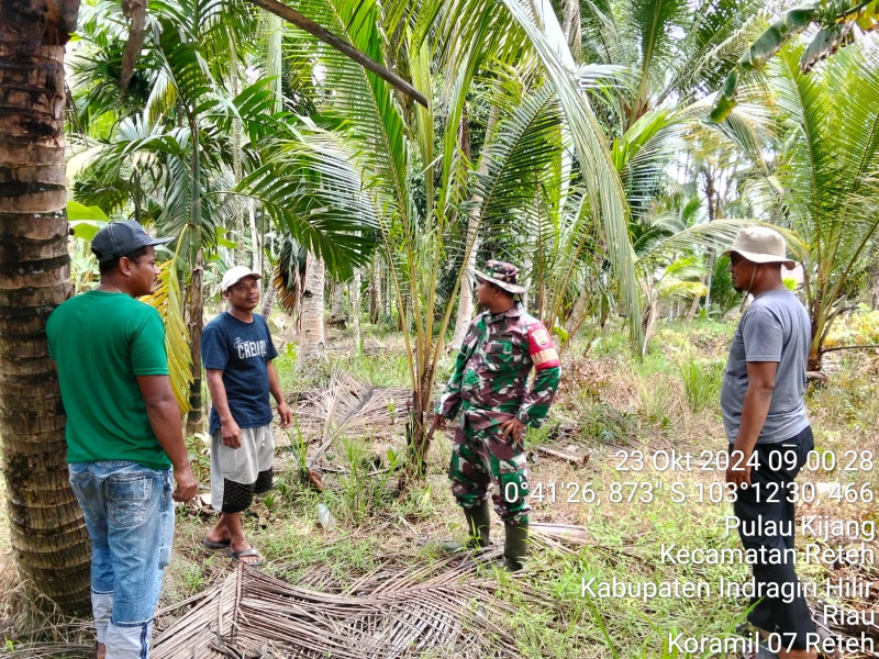 Babinsa Koramil 07/Reteh Cegah Karhutla Di Desa Binaan Melalui Patroli Rutin