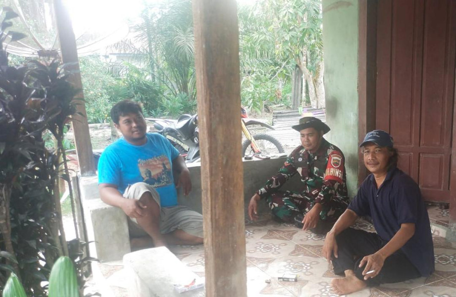 Monitor Wilayah Keliling Desa Binaan, Babinsa Koramil 03/Tpl Sapa dan Komsos Dengan Warga