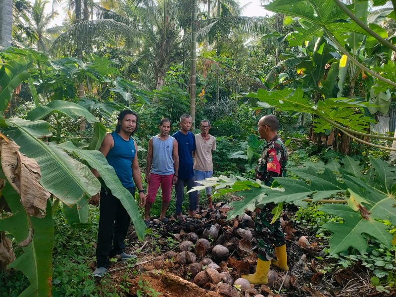 Susuri Kebun Kelapa, Babinsa Koramil 03/Tempuling Bersama Warga Patroli Karhutla