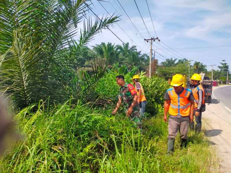 Giat Goro, Babinsa Koramil 09/Kemuning Bersama Masyarakat dan PLN Jalin Silaturahmi di Binaan