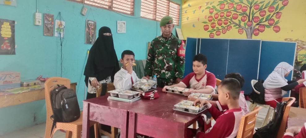 BABINSA PRATU UMAR SUGANDA BAGIKAN MAKAN BERGIZI GRATIS KE 6 SEKOLAH TEMPULING – 1.742 ANAK DIDIK DAPAT MANFAAT!