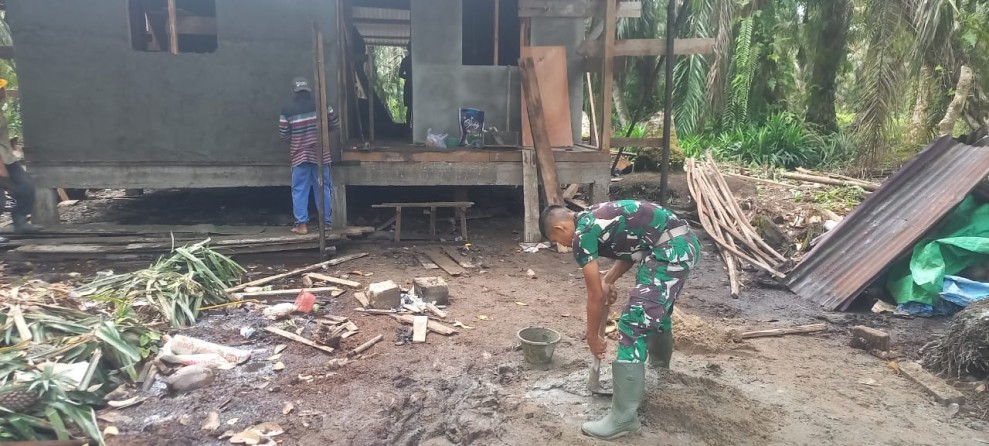 Satgas TMMD Ke-123 Kodim 0314/Inhil Kebut Pembangunan Rumah Layak Huni di Desa Karya Tunas Jaya