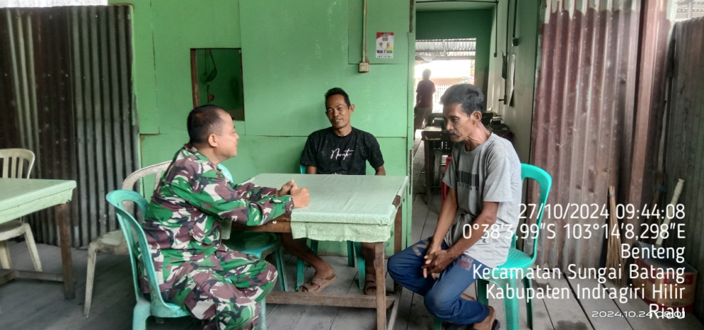 Dengan Komsos, Babinsa Serka M. Hasan Berbagi Informasi Terkait Situasi di Binaan