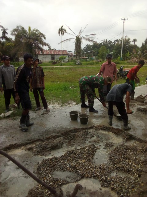 Bersama Masyarakat, Babinsa Lakukan Goro Pembangunan Masjid AH Mulisin di Kelurahan Harapan Tani