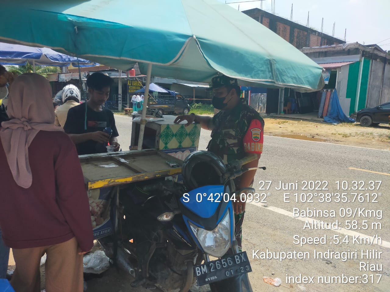 Sosialisasi dan Penegakan Prokes di Pasar Desa Kuala Oleh Koptu Surianto