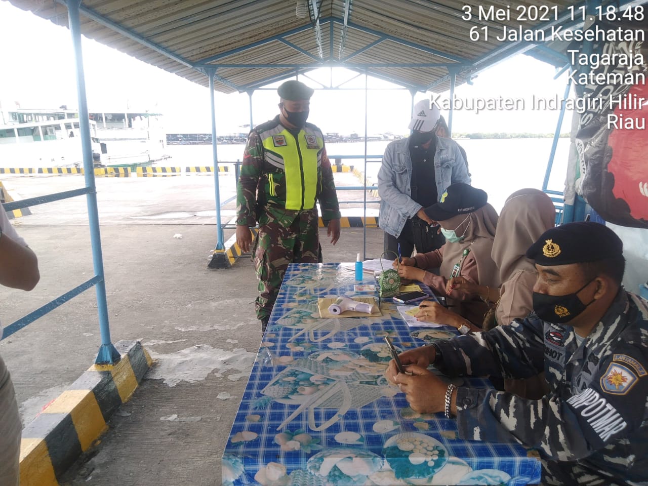 Babinsa Kopda Saiful H Tinjau Aktifitas Protkes Warga di Pelabuhan HK