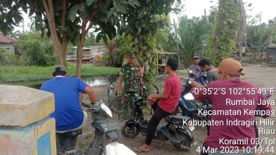 Komsos Dengan Pemuda Babinsa 03/Tpl Ajak Jaga Keamanan Kenyamanan Lingkungan
