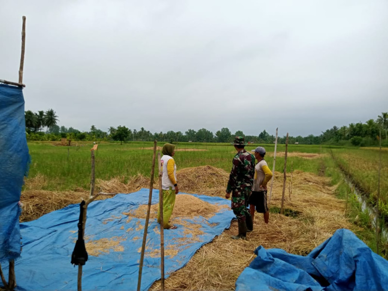 Babinsa Koramil 07/Reteh Gelar Komsos Untuk Meningkatkan Ketahanan Pangan