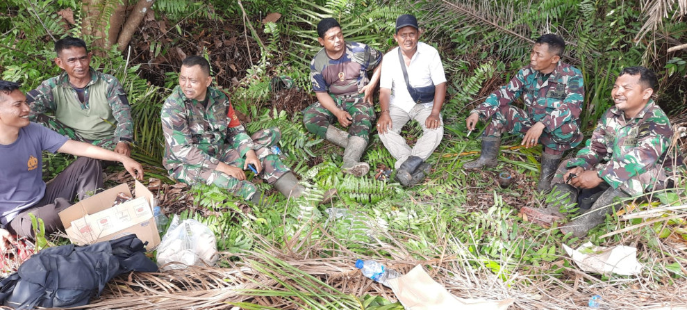 Babinsa 03/Tempuling Istirahat Sambil Komsos Setelah Padamkan Api Bersama Tim Gabungan