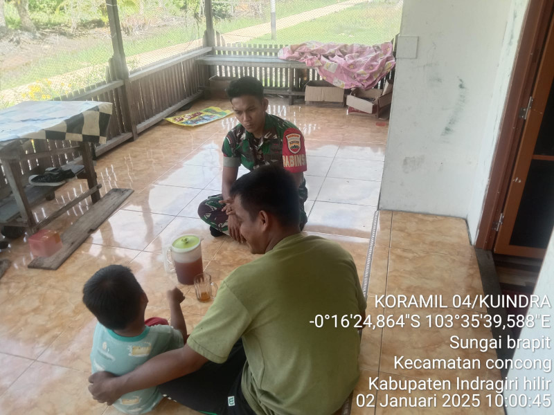 Babinsa Koramil 04/Kuindra Tingkatkan Kepedulian Masyarakat Melalui Komsos di Binaan
