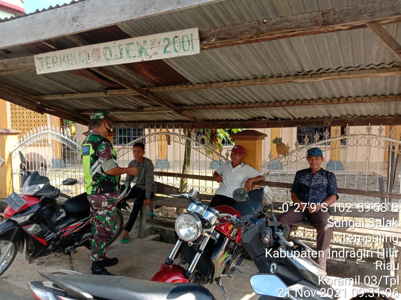 Ingatkan Prokes, Komsos Babinsa 03/Tempuling dengan Ojek Pangkalan