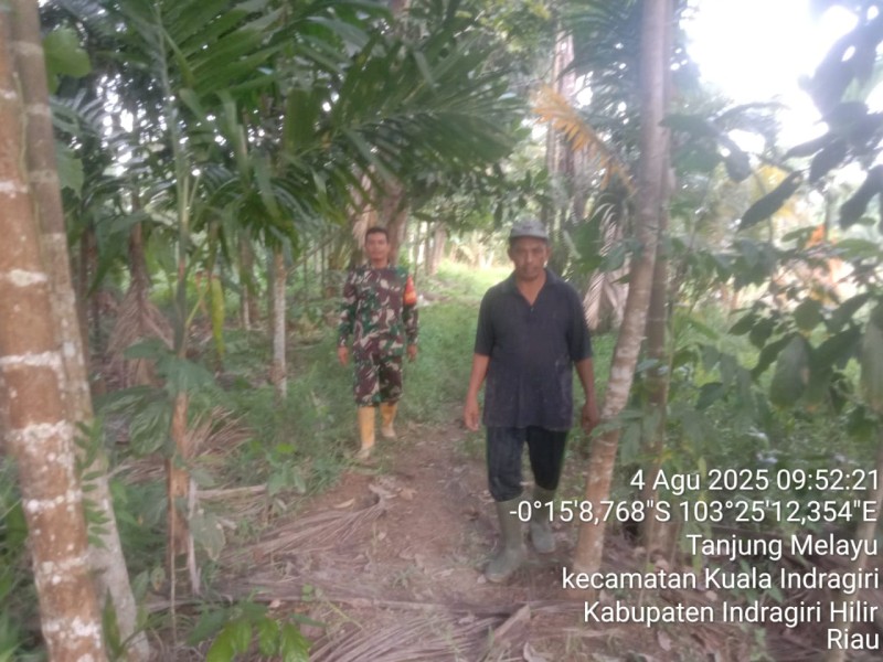 Patroli dan Sosialisasi di Desa Tanjung Melayu: Babinsa dan Masyarakat Bersinergi untuk Menjaga Lingkungan