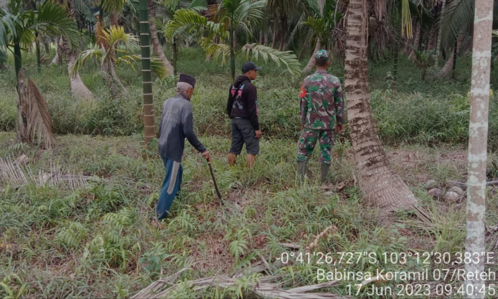 Babinsa Koramil 07/Reteh Himbau Masyarakat Agar Karhutla Tetap Terjaga