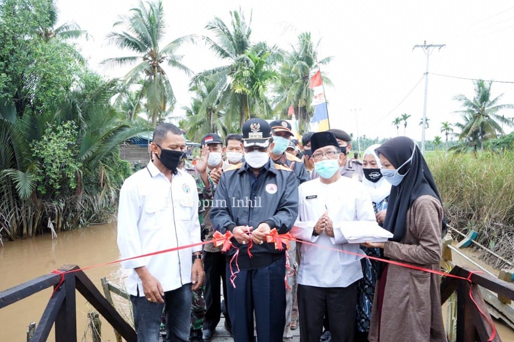 Jembatan Penghubung Parit di Desa Seberang Sanglar Diresmikan Bupati Inhil