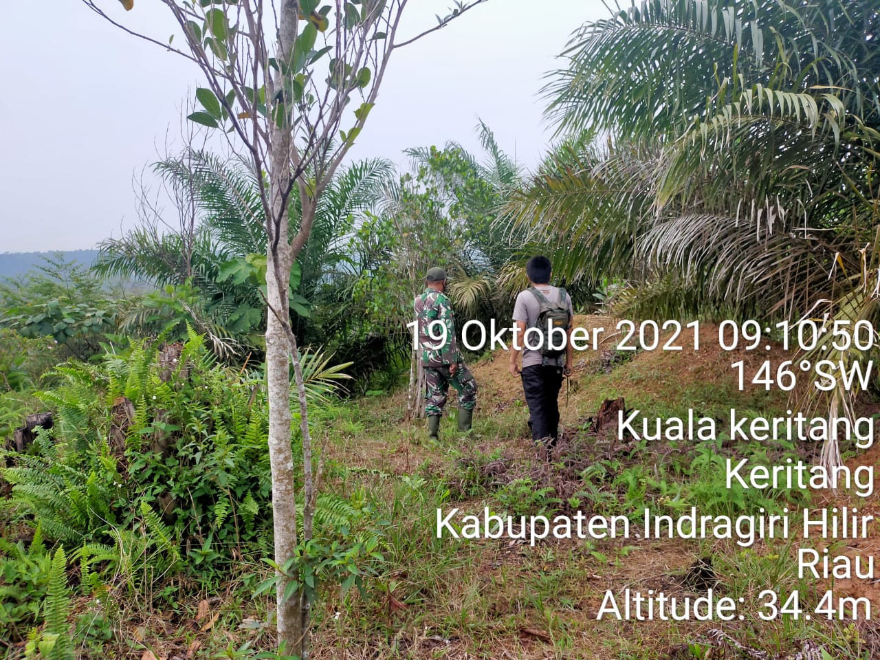 Rutin Mencegah Karhutla, Babinsa Kopda Nasrianto Terus Lakukan Patroli Bersama Warga