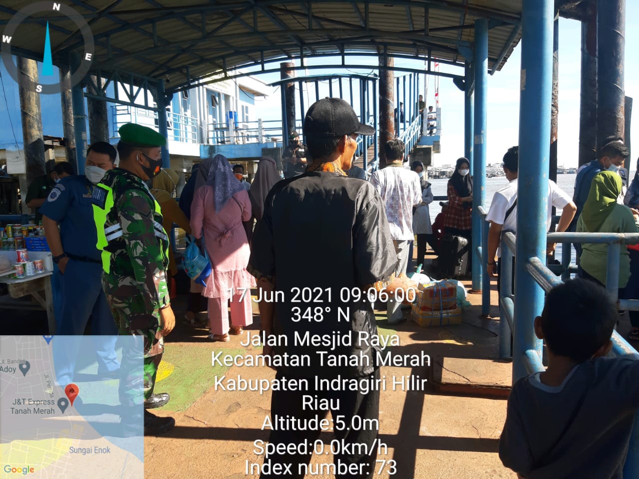 Babinsa 02/Tanah Merah Terus Pantau Protokol Kesehatan di Pelabuhan Kecamatan Tanah Merah