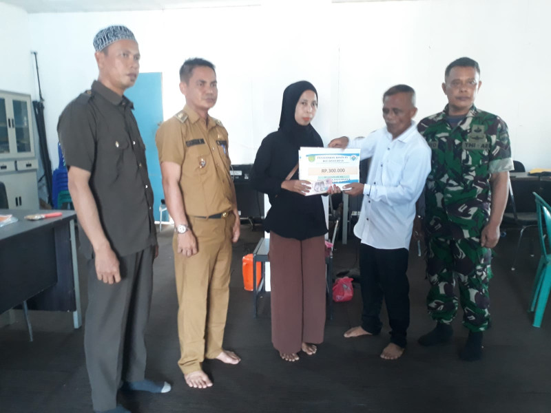 Babinsa Koramil 05/GAS Serma Sasmito lakukan Penyaluran Bantuan Langsung Tunai di Desa Belantaraya