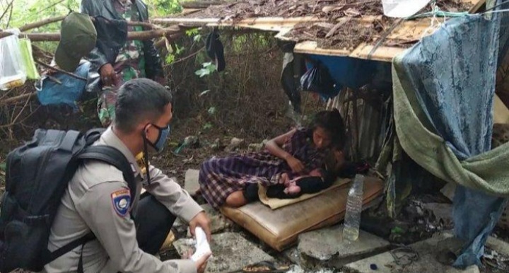 KASIHAN...! Tanpa Bantuan Bidan, Wahati Melahirkan Sendirian Saat Hujan Deras di Semak-semak