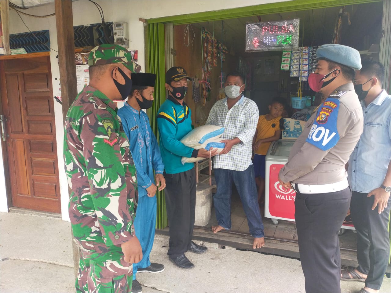 Pastikan Tepat Sasaran, Babinsa 09/Kemuning Dampingi Penyaluran Beras PPKM di Mekar Sari