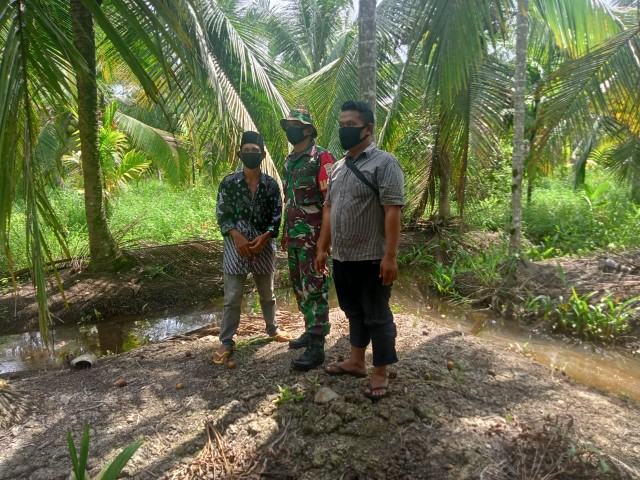 Babinsa Koramil 04/Kuindra Rutin Mencegah Kebakaran Hutan dan Lahan
