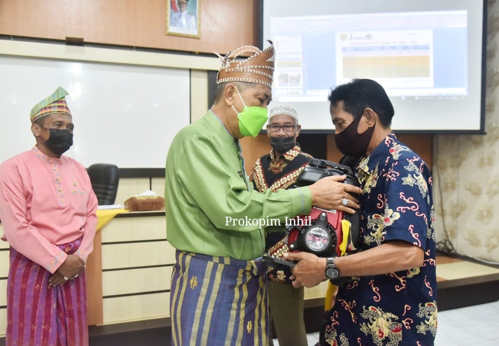 Pemkab Inhil Serahkan Pompa Pemadam kepada Perwakilan Desa Intervensi Projek SMPEI-IFAD