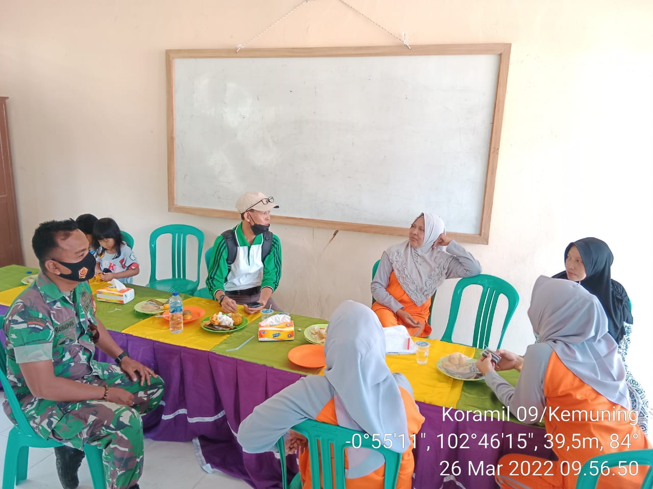 Babinsa Koramil 09/Kemuning Komsos Soal Vaksinasi di Sekolah di Air Balui