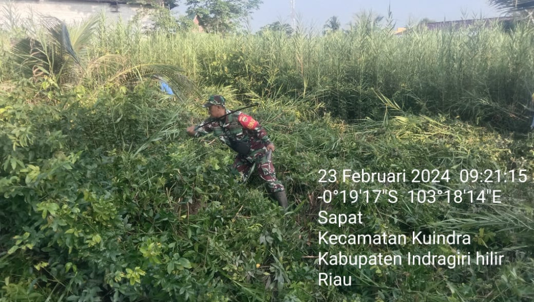 Melalui Goro, Babinsa Koramil 04/Kuindra Ciptakan Kekompakan dan Kebersamaan