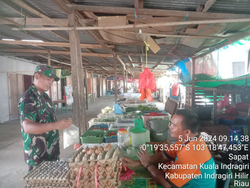Babinsa Koramil 04/Kuindra Turun Ke Pasar Untuk Pengecekan Harga Pangan