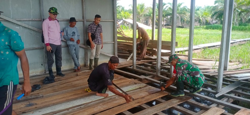 Dalam Rangka TMMD Anggota Kodim 0314/Inhil Berjibaku Membuat Rumah RTLH  Bersama Warga