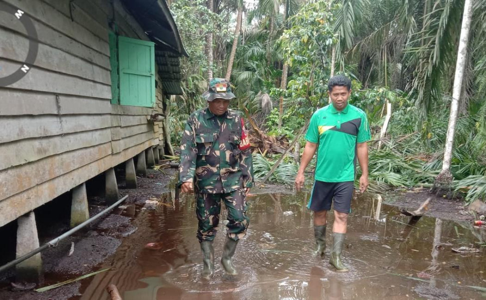 Siaga Banjir, Babinsa Koramil 03/Tpl Terus Pantau Perkembangan Kondisi Diwilayah
