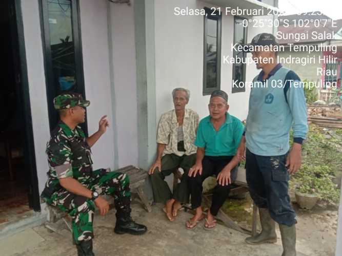 Pantau Wilayah, Babinsa Koramil 03/Tpl Sambangi Ketua RT Dan Warga Binaan