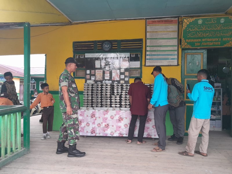 Koramil 07/Reteh Reteh Tingkatkan Kualitas Gizi Anak-Anak di Pulau Kijang dengan Mensukseskan MBG