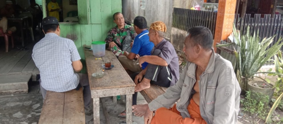 Babinsa Serka M Hasan Laksanakan Pengawasan SDM Bersama Masyarakat Desa