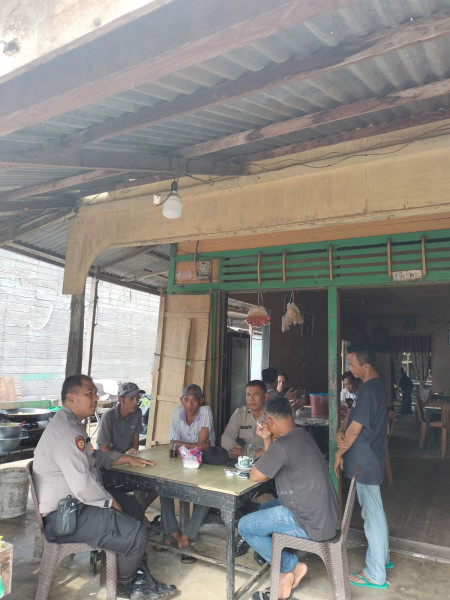 Jalin Keakraban Bripka Iwan Riyadi Melaksanakan Sambang dan Mempererat Silaturahim Terhadap Masyarakat Desa Binaan