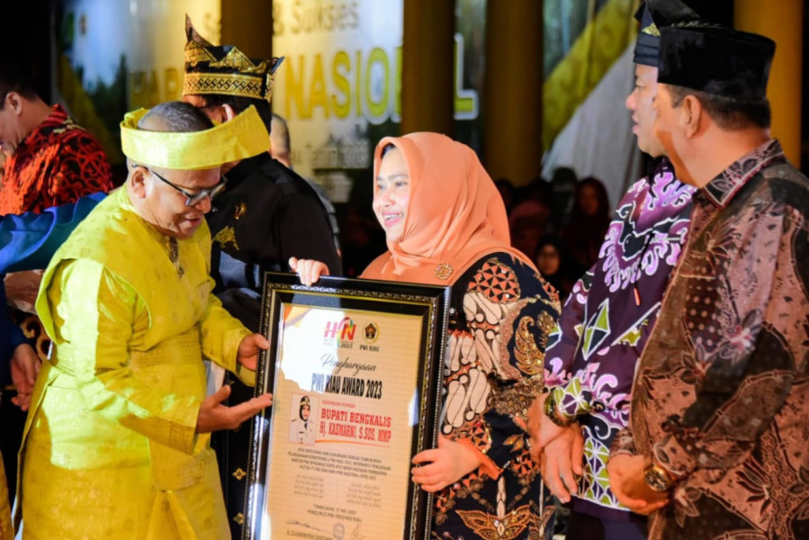 HPN Ke 77 PWI, Bupati Bengkalis Terima Awards Dari PWI Riau