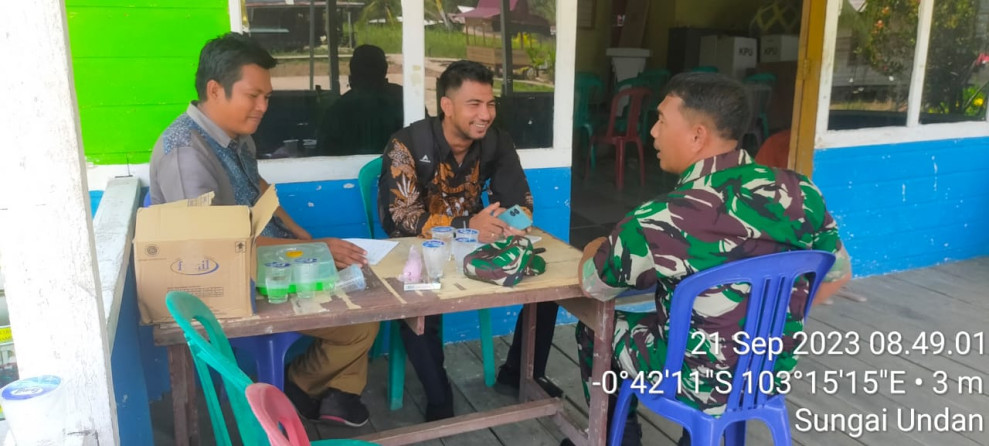 Ciptakan Suasana Yang Kondusif, Koramil 07/Reteh Jalin Komsos Dengan Sekdes Sungai Undan
