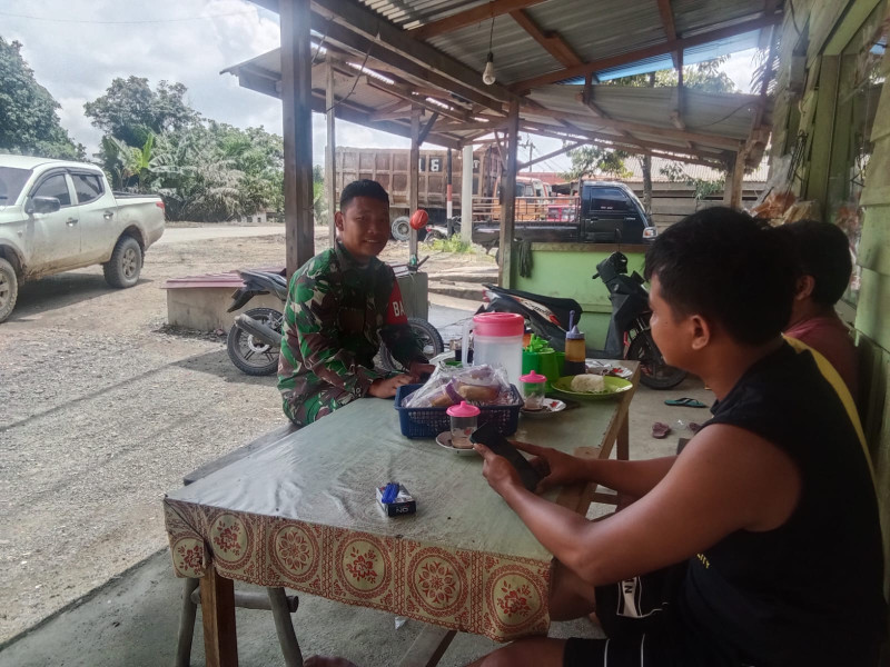 Dengan Komsos, Babinsa Koramil 09/Kmg Dapat Jalin Silaturahmi Antar Sesama di Binaan