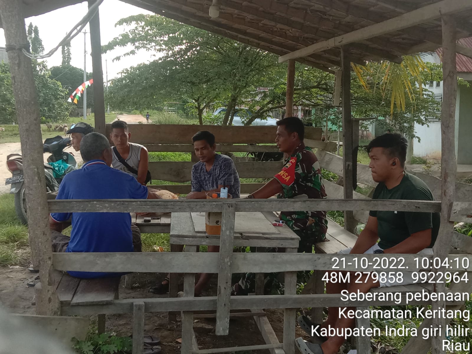 Babinsa Koramil 09/Kemuning Lakukan Komsos Bersama Warga