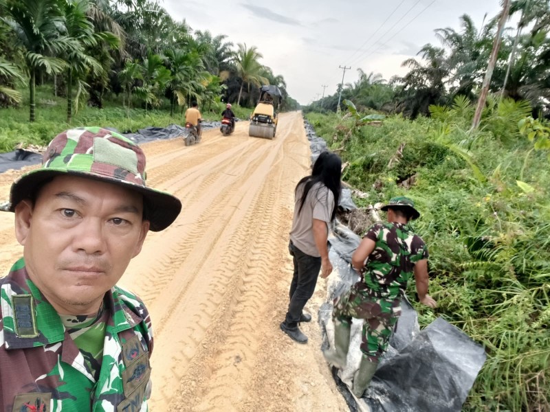 TMMD ke-123 Kodim 0314/Inhil Rehabilitasi Jalan Poros Desa Mumpa-KTJ: Danramil 04/Kuindra Pastikan Kualitas Pekerjaan