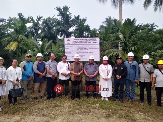 Batu Pertama diletakkan Bupati HM Wardan Pada Proyek Jalan Pekan Kamis