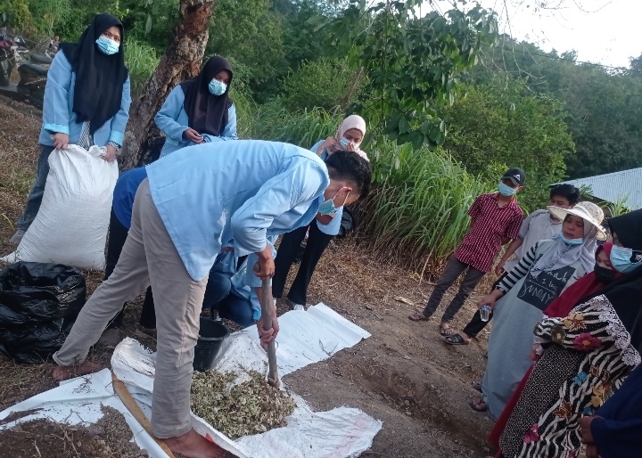 Mahasiswa Kukerta UNRI Desa Merangin Melakukan Sosialisasi Pembuatan Kompos dengan Memanfaatkan Ini