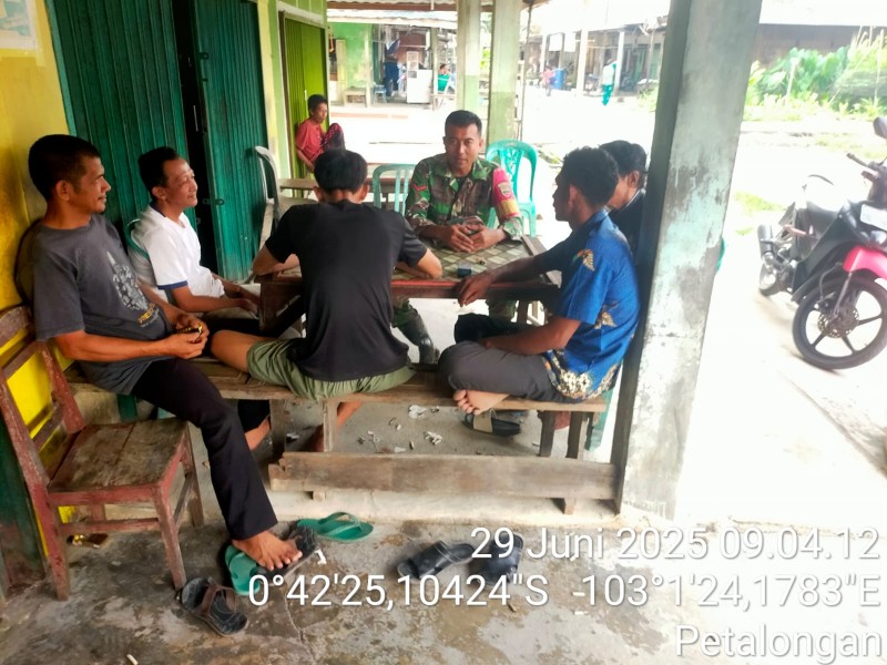 Babinsa Koramil 09/Kemuning Jalin Silaturahmi dengan Warga Masyarakat melalui Komsos Secara Rutin