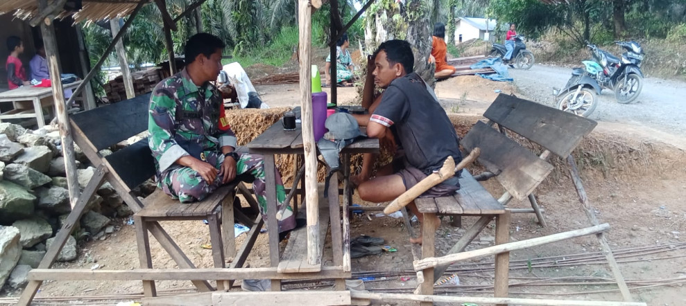 Guna Mendapatkan Informasi Di Dusun Mambang, Babinsa Koramil 09/Kmg Tingkatkan Komsos Di Binaan