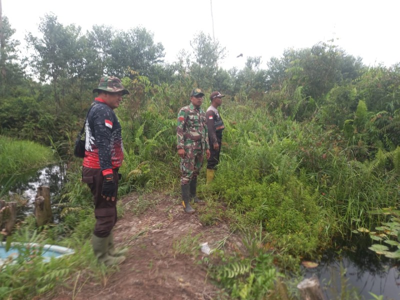 Babinsa Koramil 05/Gas Laksanakan Patroli Di Lahan Rawan Kebakaran