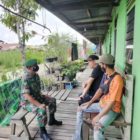 Komsos Di Wilayah Binaan, Babinsa Koramil 04/Kuindra Jalin Silaturahmi Yang Baik